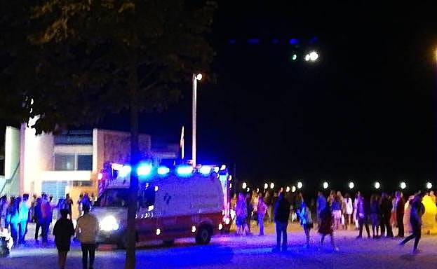 Una ambulancia en el paseo de Poniente.