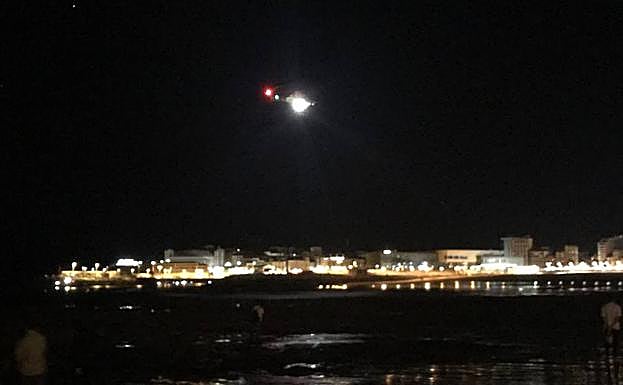 Espectacular búsqueda en Poniente por una persona que se metió al mar tras los Fuegos