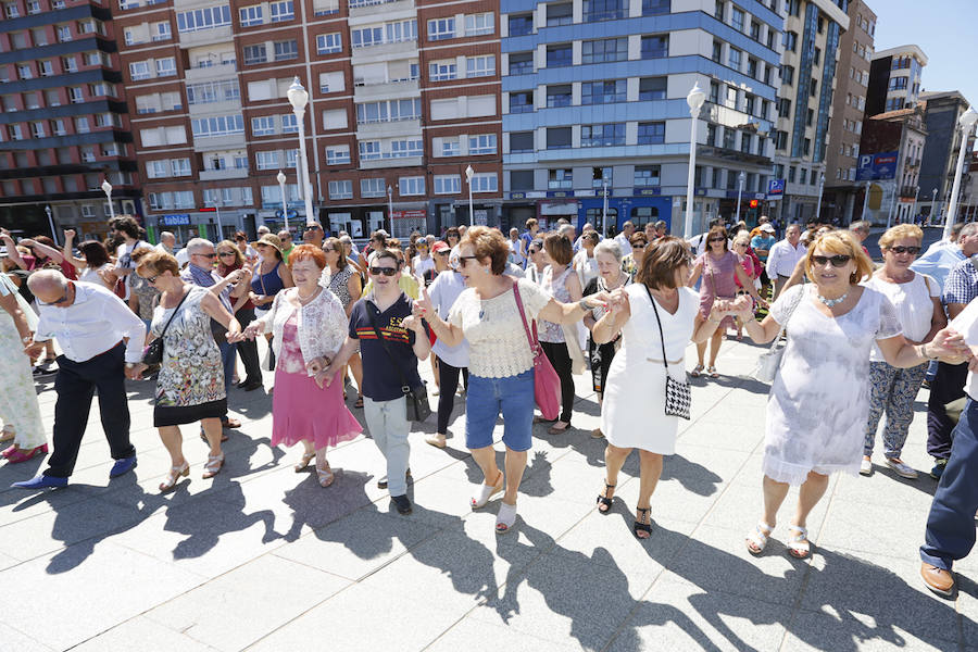 La playa y el Muro de San Lorenzo fueron el escenario de la tradicional danza prima. Tras ello, la ciudad retumbó con el Restallón, una descarga de 464 unidades de disparo que la pirotecnia de Ricardo Caballer lanzó desde el Cerro de Santa Catalina y que provocó un ensordecedor estruendo durante casi siete minutos.