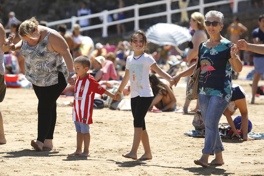 La playa y el Muro de San Lorenzo fueron el escenario de la tradicional danza prima. Tras ello, la ciudad retumbó con el Restallón, una descarga de 464 unidades de disparo que la pirotecnia de Ricardo Caballer lanzó desde el Cerro de Santa Catalina y que provocó un ensordecedor estruendo durante casi siete minutos.