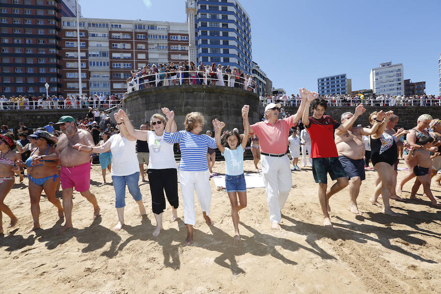 La playa y el Muro de San Lorenzo fueron el escenario de la tradicional danza prima. Tras ello, la ciudad retumbó con el Restallón, una descarga de 464 unidades de disparo que la pirotecnia de Ricardo Caballer lanzó desde el Cerro de Santa Catalina y que provocó un ensordecedor estruendo durante casi siete minutos.