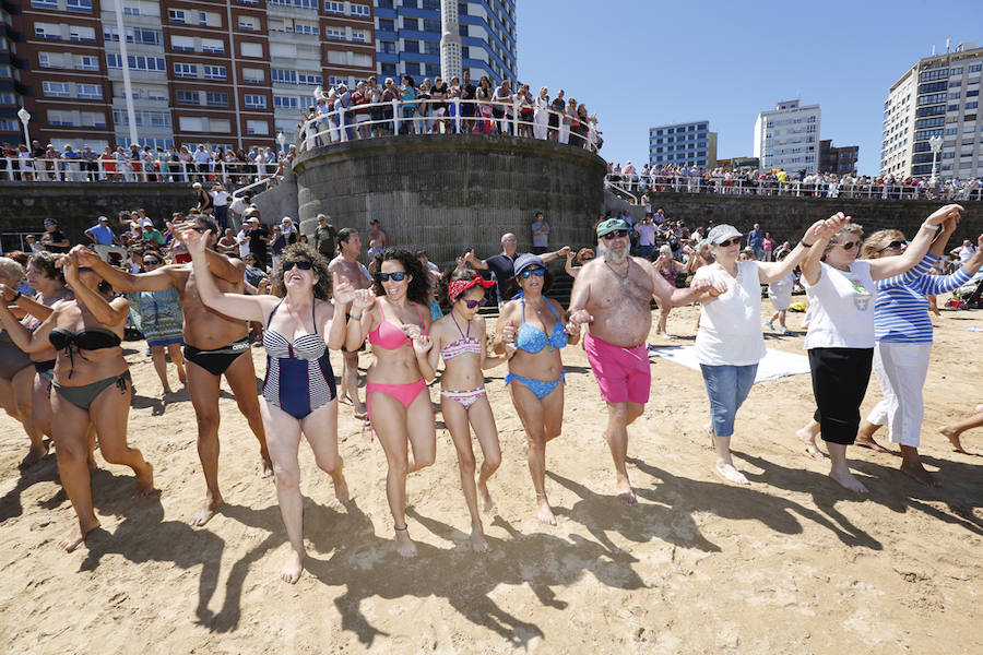 La playa y el Muro de San Lorenzo fueron el escenario de la tradicional danza prima. Tras ello, la ciudad retumbó con el Restallón, una descarga de 464 unidades de disparo que la pirotecnia de Ricardo Caballer lanzó desde el Cerro de Santa Catalina y que provocó un ensordecedor estruendo durante casi siete minutos.