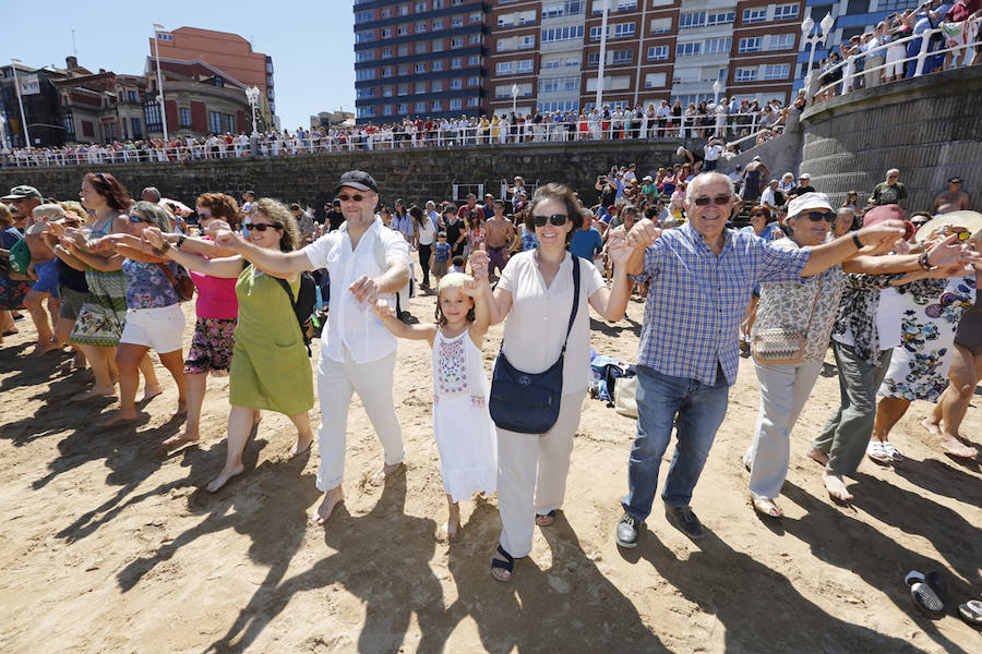La playa y el Muro de San Lorenzo fueron el escenario de la tradicional danza prima. Tras ello, la ciudad retumbó con el Restallón, una descarga de 464 unidades de disparo que la pirotecnia de Ricardo Caballer lanzó desde el Cerro de Santa Catalina y que provocó un ensordecedor estruendo durante casi siete minutos.
