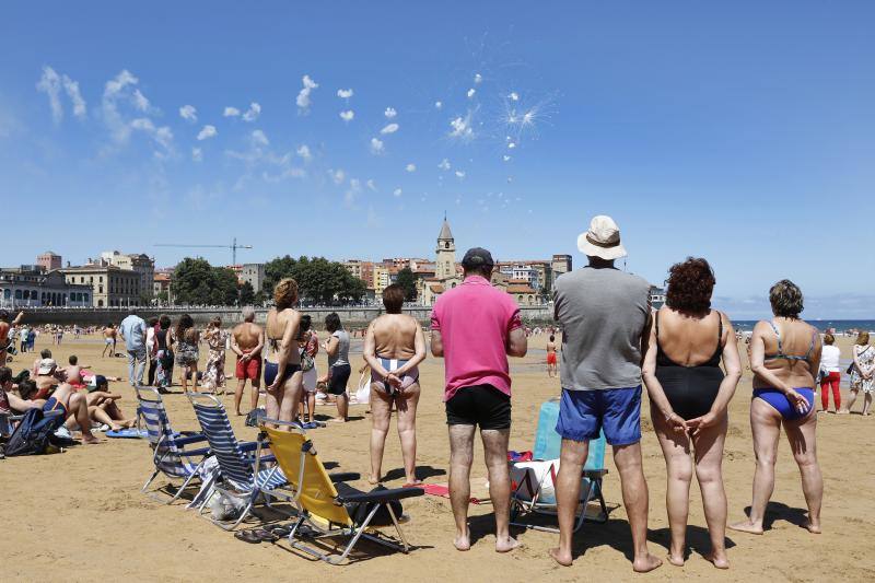 La playa y el Muro de San Lorenzo fueron el escenario de la tradicional danza prima. Tras ello, la ciudad retumbó con el Restallón, una descarga de 464 unidades de disparo que la pirotecnia de Ricardo Caballer lanzó desde el Cerro de Santa Catalina y que provocó un ensordecedor estruendo durante casi siete minutos.