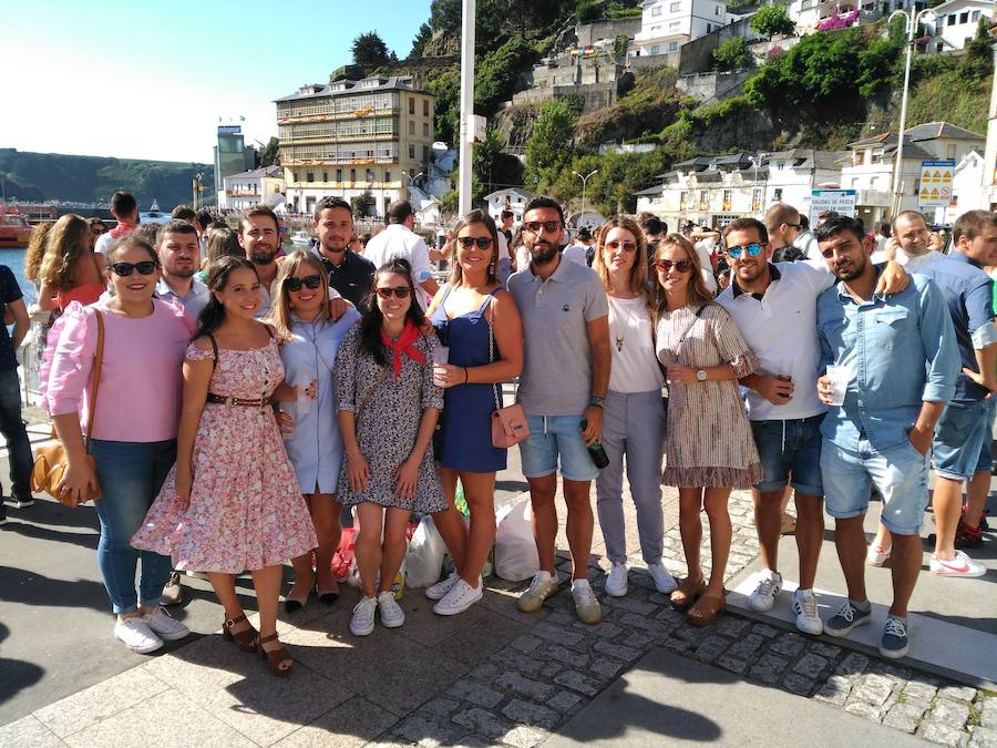 La villa luarquesa celebró el día grande en las fiestas dedicadas a Nuestra Señora del Rosario. Es tradición que cada 15 de agosto la procesión con la talla se lleve desde la iglesia hasta el puerto, se embarque y recorra las inmediaciones.