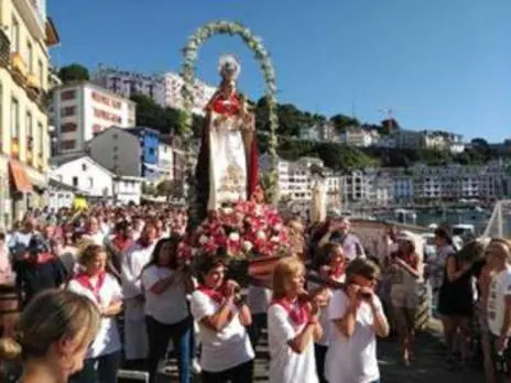 La villa luarquesa celebró el día grande en las fiestas dedicadas a Nuestra Señora del Rosario. Es tradición que cada 15 de agosto la procesión con la talla se lleve desde la iglesia hasta el puerto, se embarque y recorra las inmediaciones.