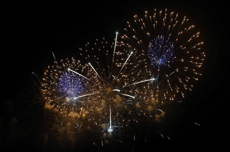 La Noche de Fuegos brilla con un espectáculo en el que se lanzaron 1.600 kilos de pólvora que hizo las delicias de vecinos y visitantes