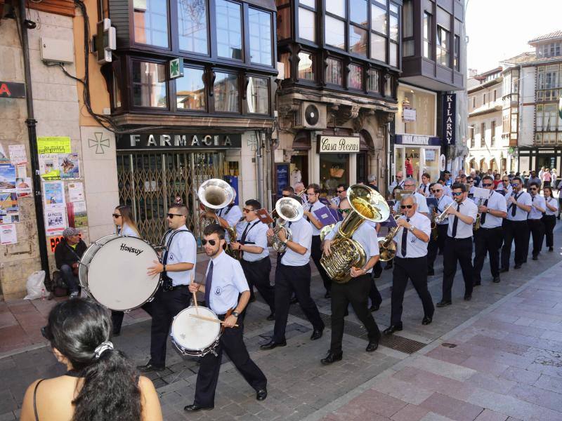 En la localidad llanisca de Andrín se celebra Nuestra Señora, festividad declarada de interés turístico regional. En Poo también se celebra Nuestra Señora con procesión por la calles de la localidad. Y, en Llanes capital, se festeja Nuestra Señora, la patrona, con una procesión por las calles del centro de la villa con la imagen de Nuestra Señora. 