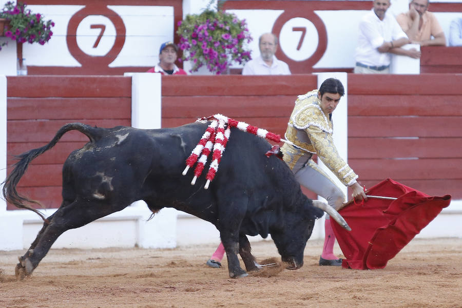 Los toros de El Freixo, ganadería propiedad de 'El Juli', mansurronearon y no ayudaron a los diestros