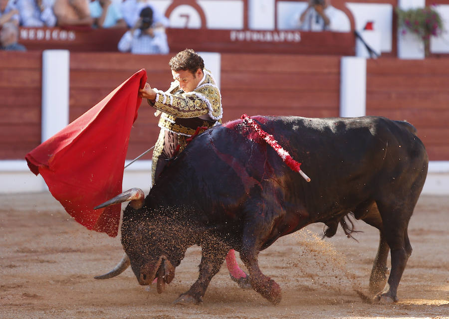 Los toros de El Freixo, ganadería propiedad de 'El Juli', mansurronearon y no ayudaron a los diestros