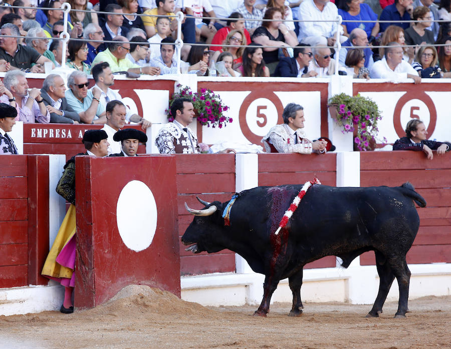 Los toros de El Freixo, ganadería propiedad de 'El Juli', mansurronearon y no ayudaron a los diestros