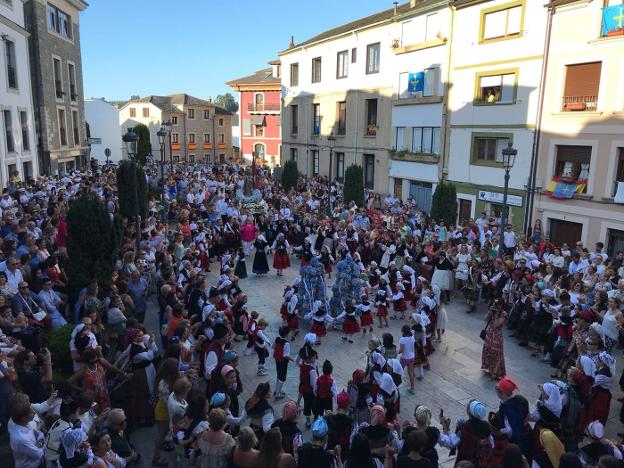 Los naviegos, bailando la danza prima en la plaza del Ayuntamiento. 