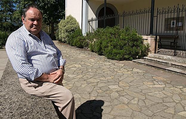 José Manuel Fonseca, delante de la iglesia de Ceceda. 