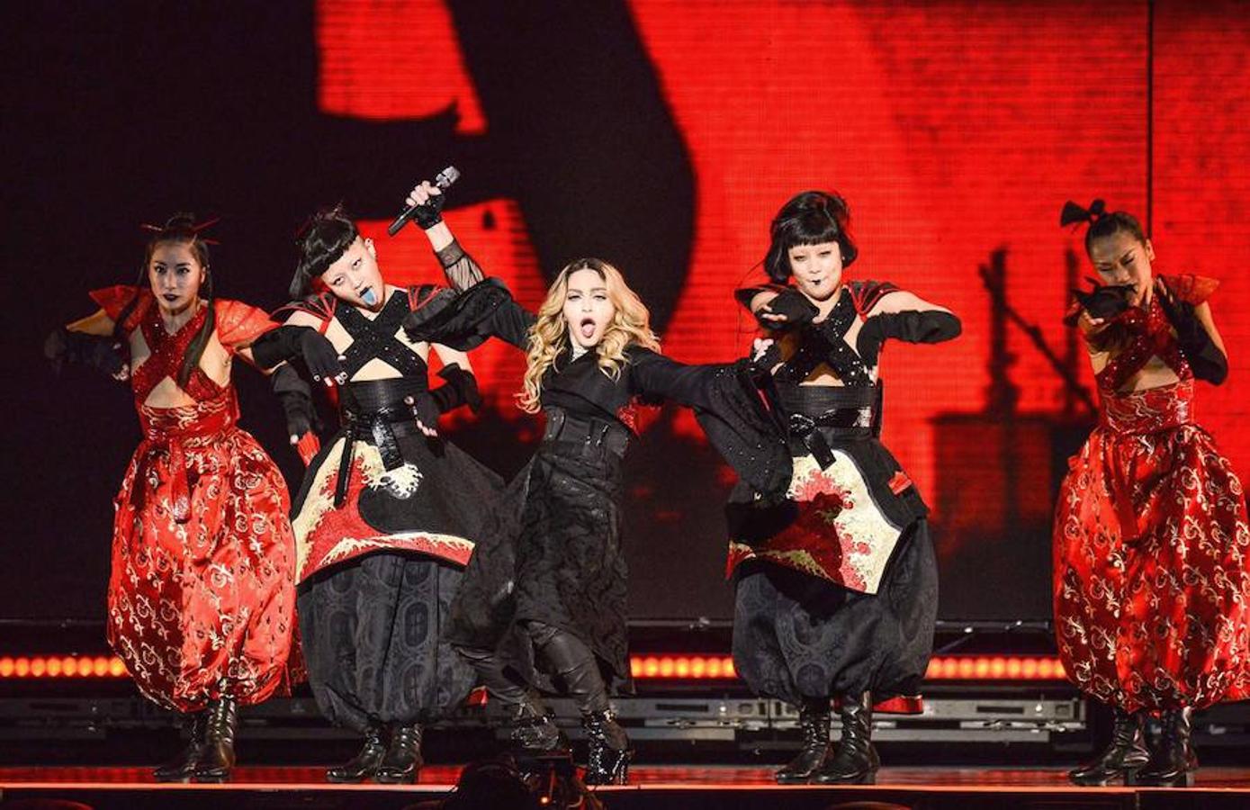Madonna cumple 60 años sigue siendo un icono de la música y de mucho más. Ha sido su particular estilo de vida y su personalidad lo que le han llevado al éxito. Destaca por ser una mujer que entra en conflicto con las cuestiones sociales que están más de actualidad.