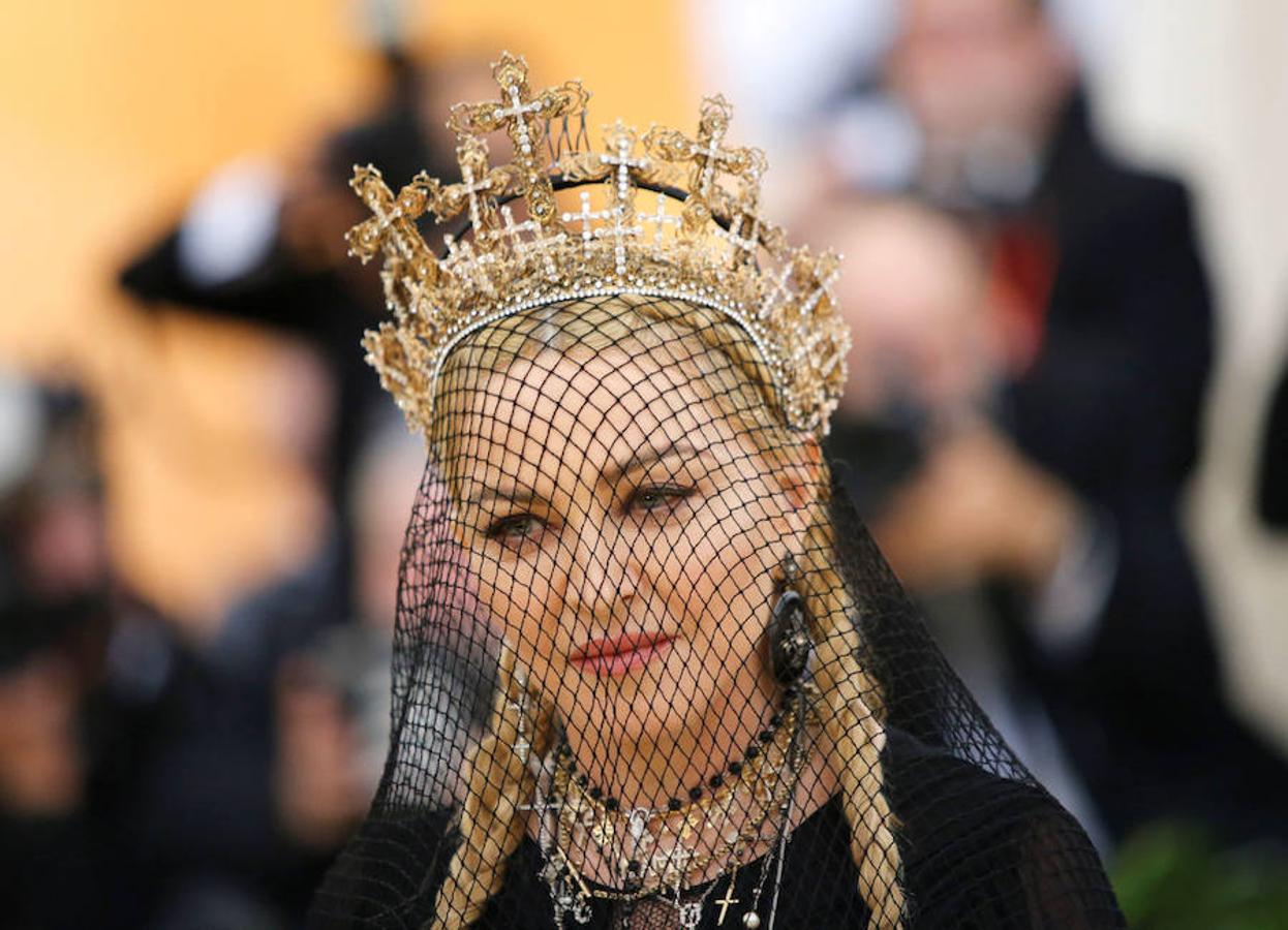 Madonna cumple 60 años sigue siendo un icono de la música y de mucho más. Ha sido su particular estilo de vida y su personalidad lo que le han llevado al éxito. Destaca por ser una mujer que entra en conflicto con las cuestiones sociales que están más de actualidad.