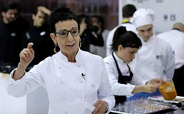 La cocinera, al frente de un taller de alta gastronomía.