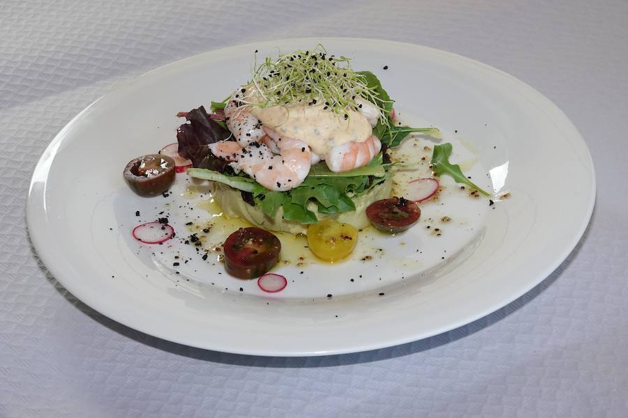 Ensalada de langostinos con hummus de verdinas y vinagreta de cítricos