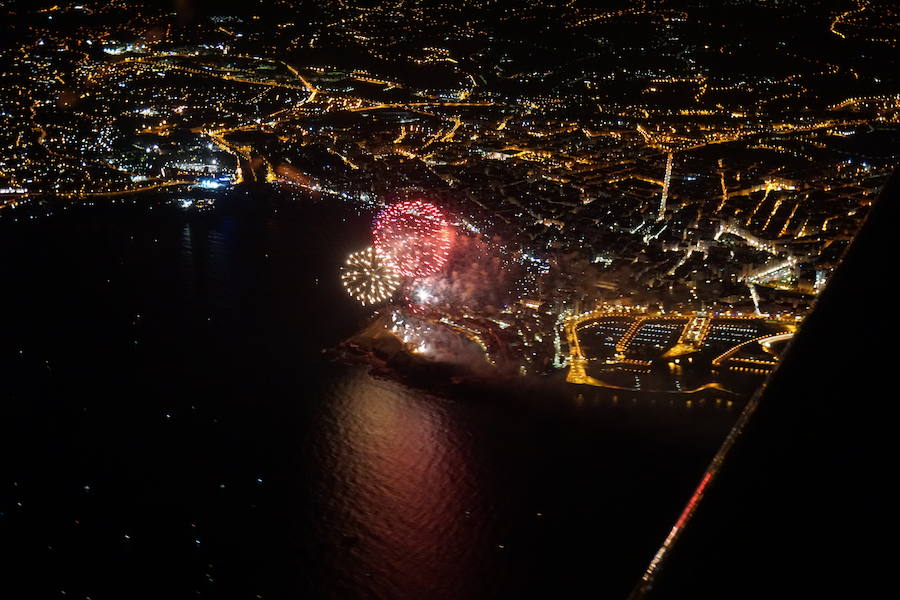 El espectáculo pirotécnico de la Semana Grande de Gijón dejó este año unas imágenes espectaculares, tanto desde tierra como desde el aire, tal como evidencian las fotos tomadas por pilotos de la Falcon Air Academy de Gijón. 