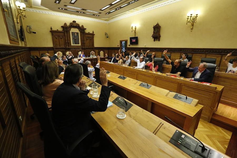 La alcaldesa de Gijón, Carmen Moriyón, ha comparecido en sesión extraordinaria para hablar sobre la vinculación del Ayuntamiento con la llamada trama 'Enredadera'.