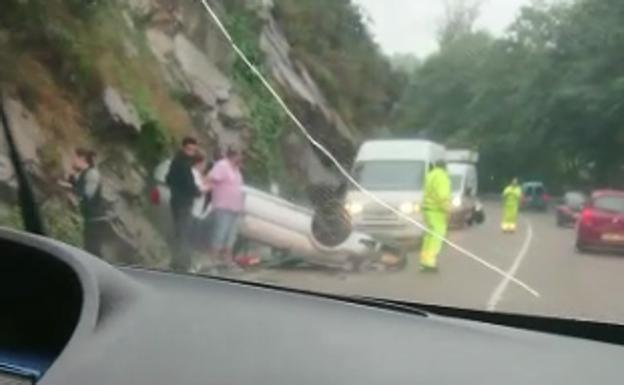 Una mujer herida al volcar con su coche en Cangas de Onís