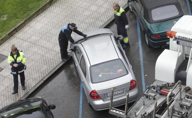 Los coches a los que la Policía libra del pago de la grúa caen al 50% tras el incidente de Taboada