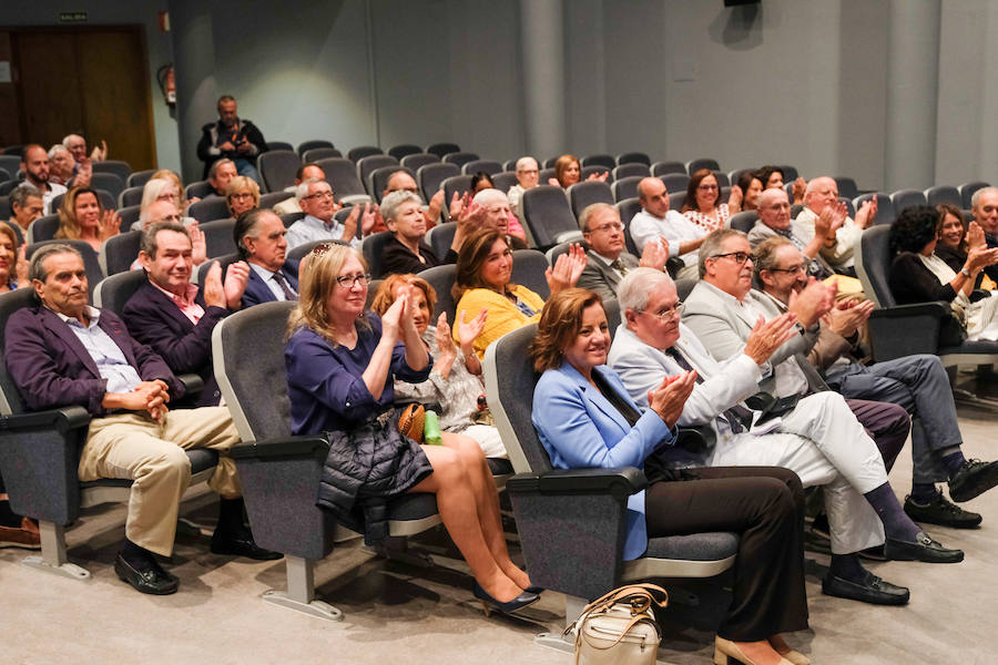 La ofrenda floral al ilustre escritor gijonés y la actuación del Coro Minero de Turón fueron los actos centrales de la jornada en el recinto Luis Adaro.