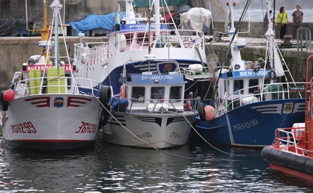 Un minuto de silencio en la mar y banderas a media asta por el patrón del 'Bramadoria'