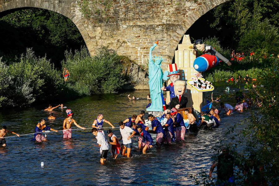 Esta celebración reúne en Laviana a multitud de jóvenes con ganas de lanzarse al agua con sus carrozas. 