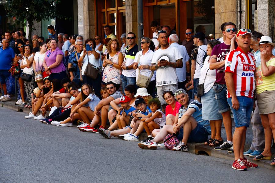 Esta celebración reúne en Laviana a multitud de jóvenes con ganas de lanzarse al agua con sus carrozas. 