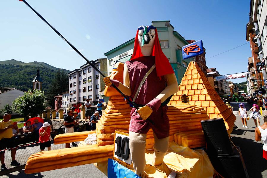 Esta celebración reúne en Laviana a multitud de jóvenes con ganas de lanzarse al agua con sus carrozas. 