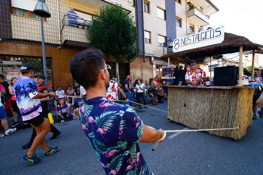 Esta celebración reúne en Laviana a multitud de jóvenes con ganas de lanzarse al agua con sus carrozas. 