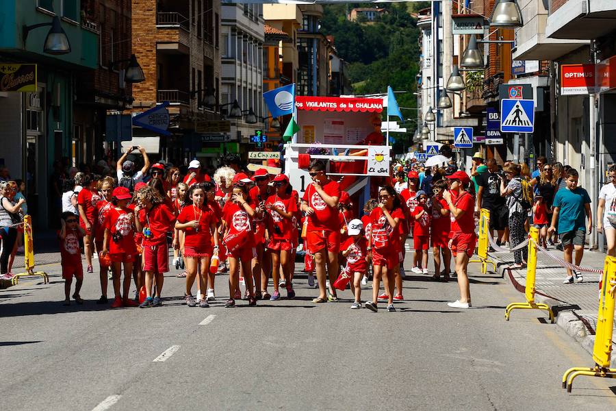 Esta celebración reúne en Laviana a multitud de jóvenes con ganas de lanzarse al agua con sus carrozas. 