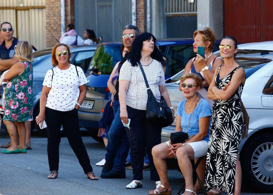 Esta celebración reúne en Laviana a multitud de jóvenes con ganas de lanzarse al agua con sus carrozas. 