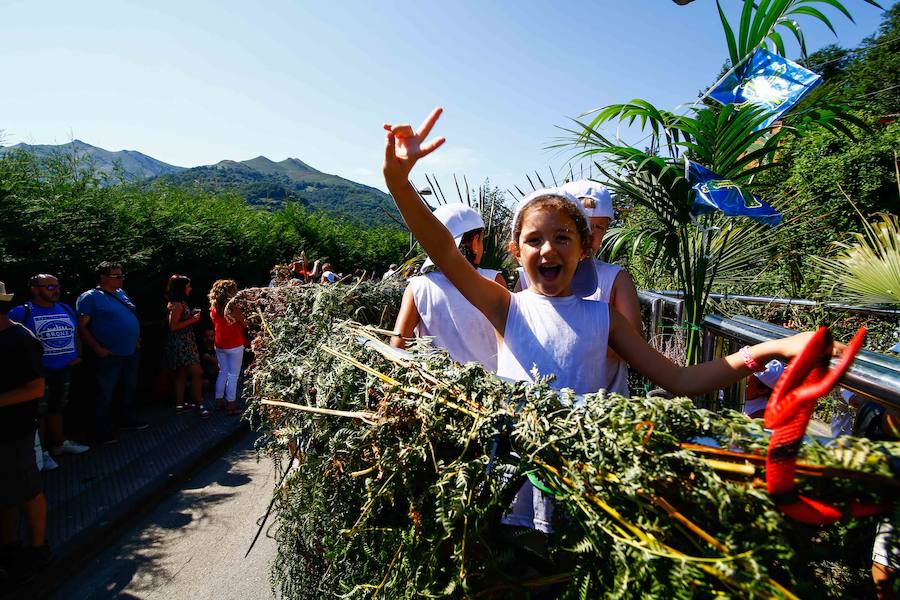 Esta celebración reúne en Laviana a multitud de jóvenes con ganas de lanzarse al agua con sus carrozas. 