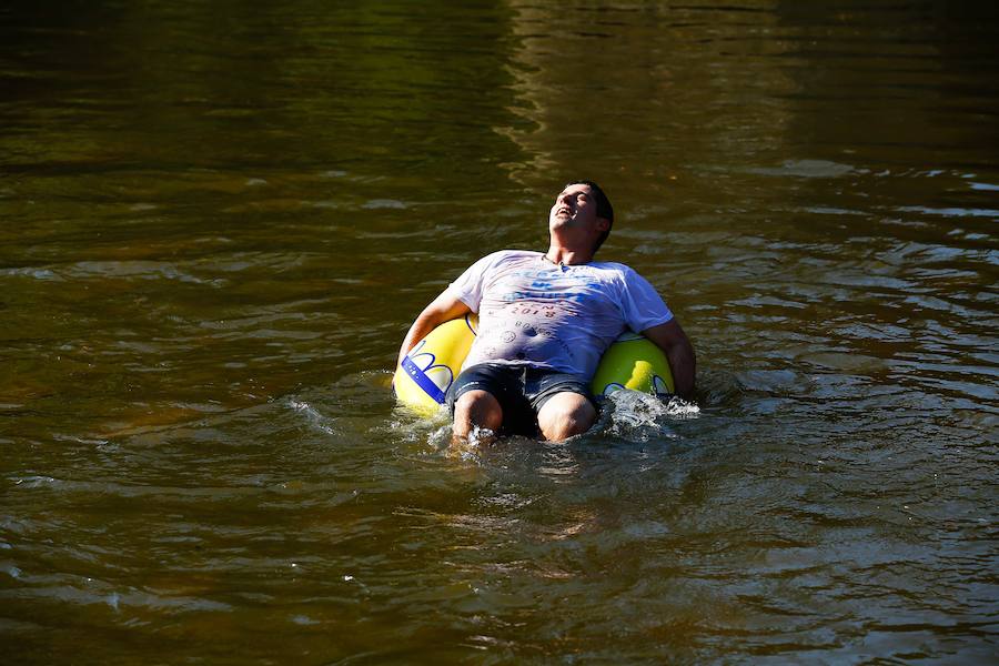Esta celebración reúne en Laviana a multitud de jóvenes con ganas de lanzarse al agua con sus carrozas. 