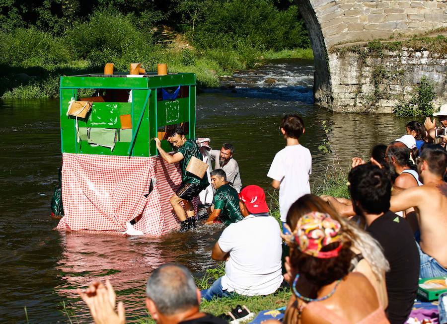 Esta celebración reúne en Laviana a multitud de jóvenes con ganas de lanzarse al agua con sus carrozas. 