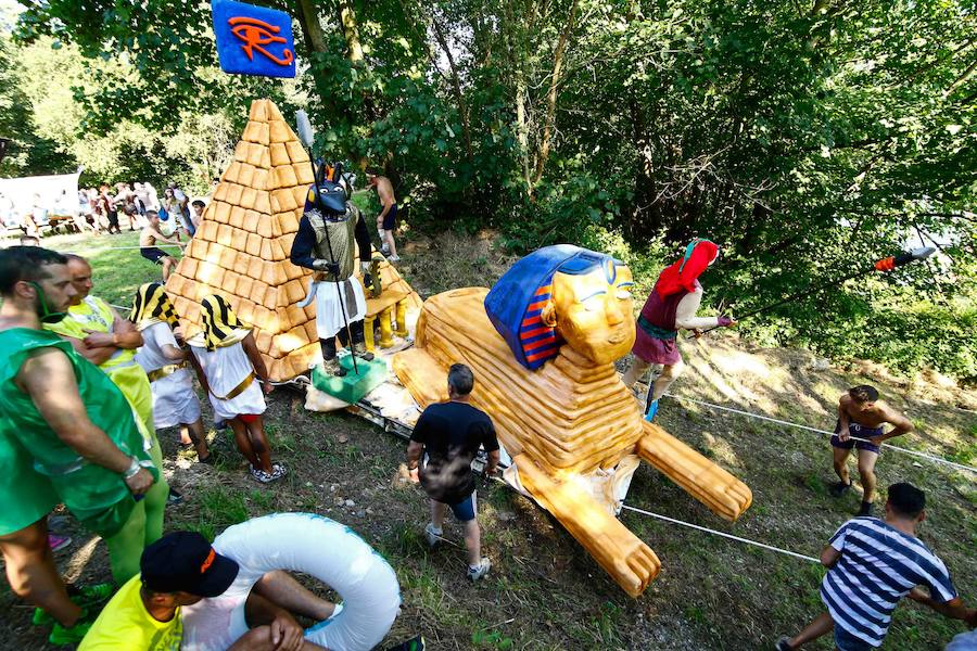 Esta celebración reúne en Laviana a multitud de jóvenes con ganas de lanzarse al agua con sus carrozas. 