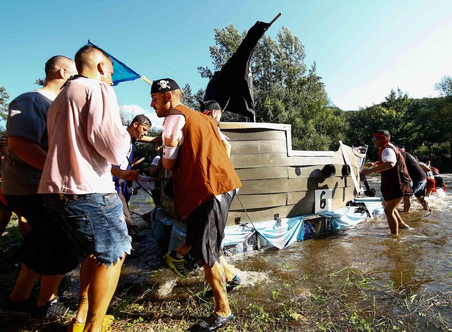 Esta celebración reúne en Laviana a multitud de jóvenes con ganas de lanzarse al agua con sus carrozas. 