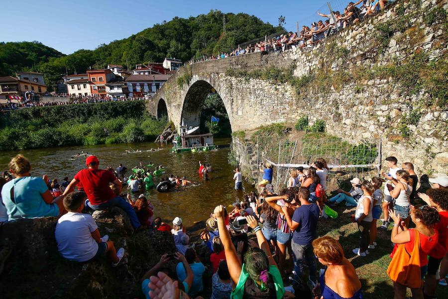 Esta celebración reúne en Laviana a multitud de jóvenes con ganas de lanzarse al agua con sus carrozas. 