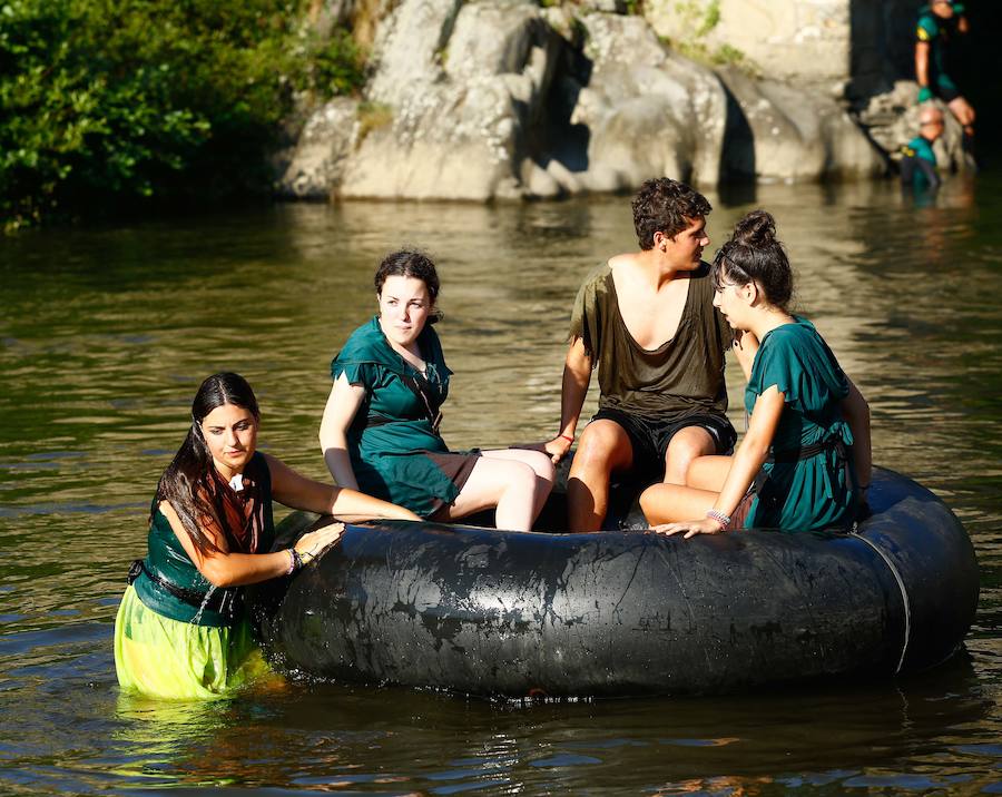 Esta celebración reúne en Laviana a multitud de jóvenes con ganas de lanzarse al agua con sus carrozas. 