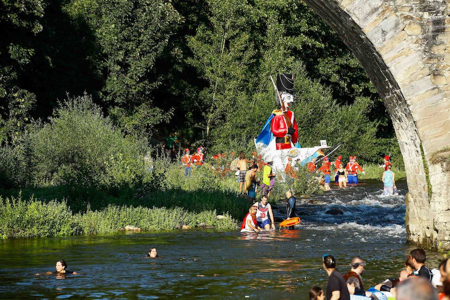 Esta celebración reúne en Laviana a multitud de jóvenes con ganas de lanzarse al agua con sus carrozas. 
