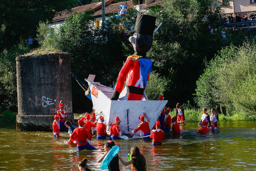 Esta celebración reúne en Laviana a multitud de jóvenes con ganas de lanzarse al agua con sus carrozas. 
