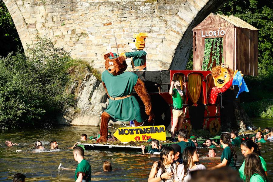 Esta celebración reúne en Laviana a multitud de jóvenes con ganas de lanzarse al agua con sus carrozas. 