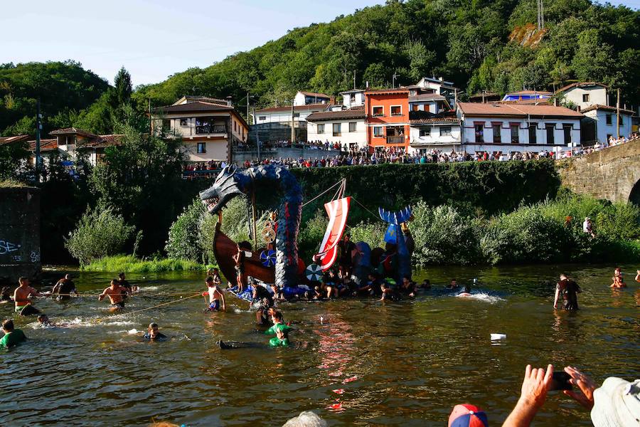 Esta celebración reúne en Laviana a multitud de jóvenes con ganas de lanzarse al agua con sus carrozas. 