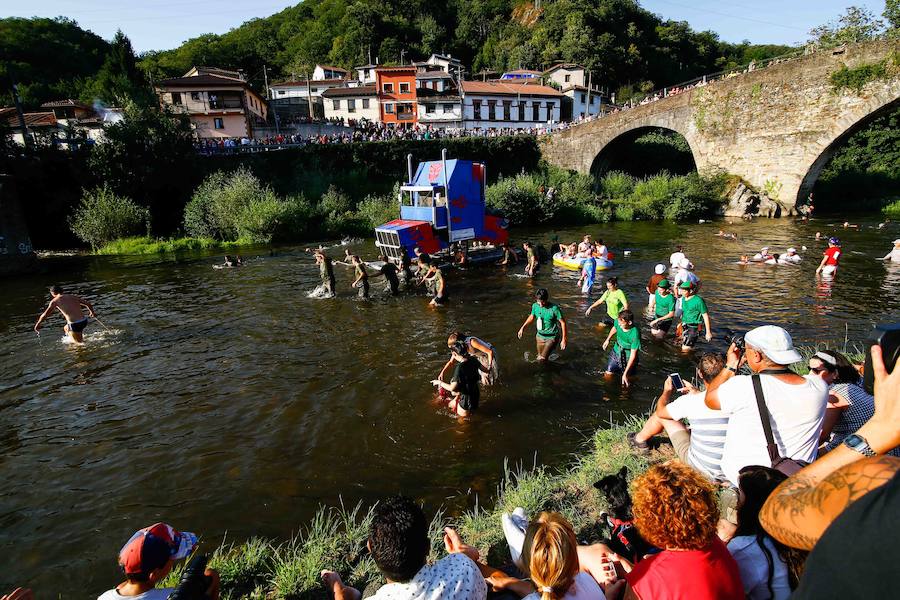 Esta celebración reúne en Laviana a multitud de jóvenes con ganas de lanzarse al agua con sus carrozas. 