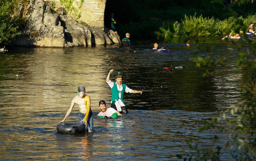 Esta celebración reúne en Laviana a multitud de jóvenes con ganas de lanzarse al agua con sus carrozas. 