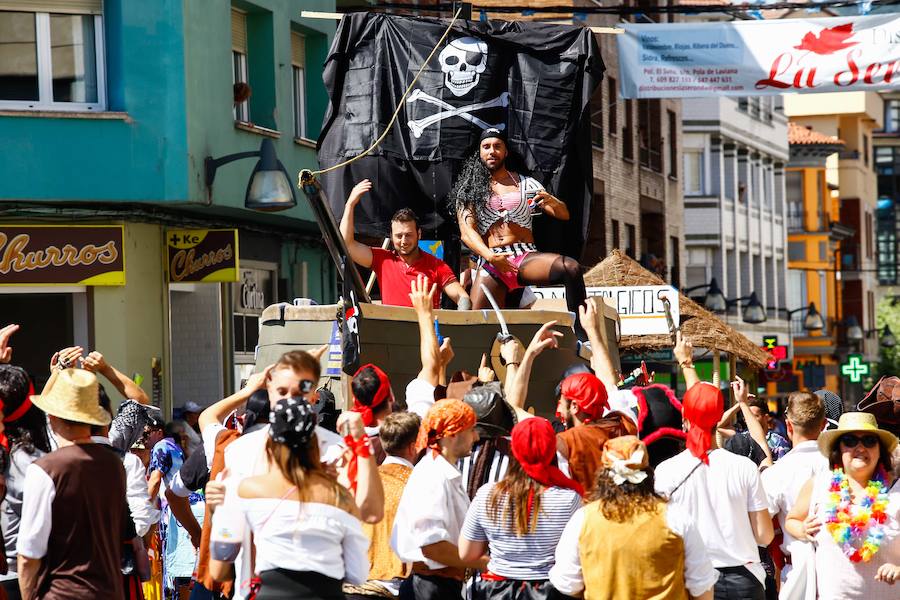 Esta celebración reúne en Laviana a multitud de jóvenes con ganas de lanzarse al agua con sus carrozas. 