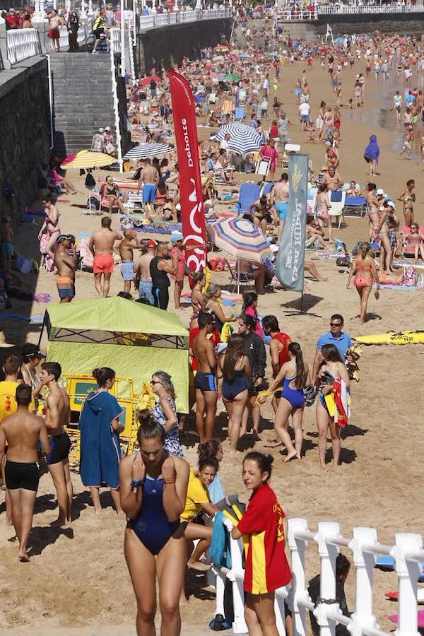 El sol y el calor anunciados para este fin desemana han llenado las playas de Asturias. En San Lorenzo, por ejemplo, miles de personas disfrutan del arenal y del paseo del Muro.