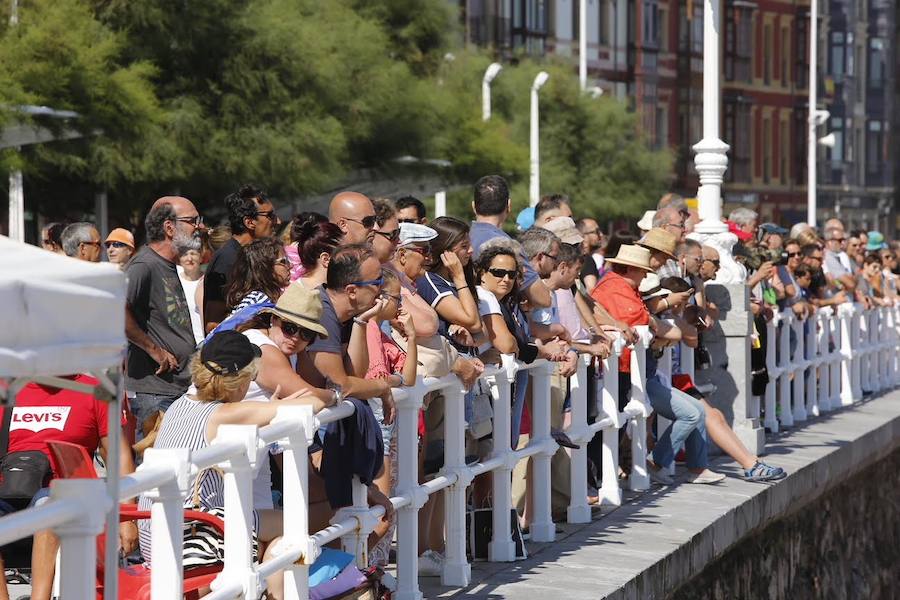 El sol y el calor anunciados para este fin desemana han llenado las playas de Asturias. En San Lorenzo, por ejemplo, miles de personas disfrutan del arenal y del paseo del Muro.