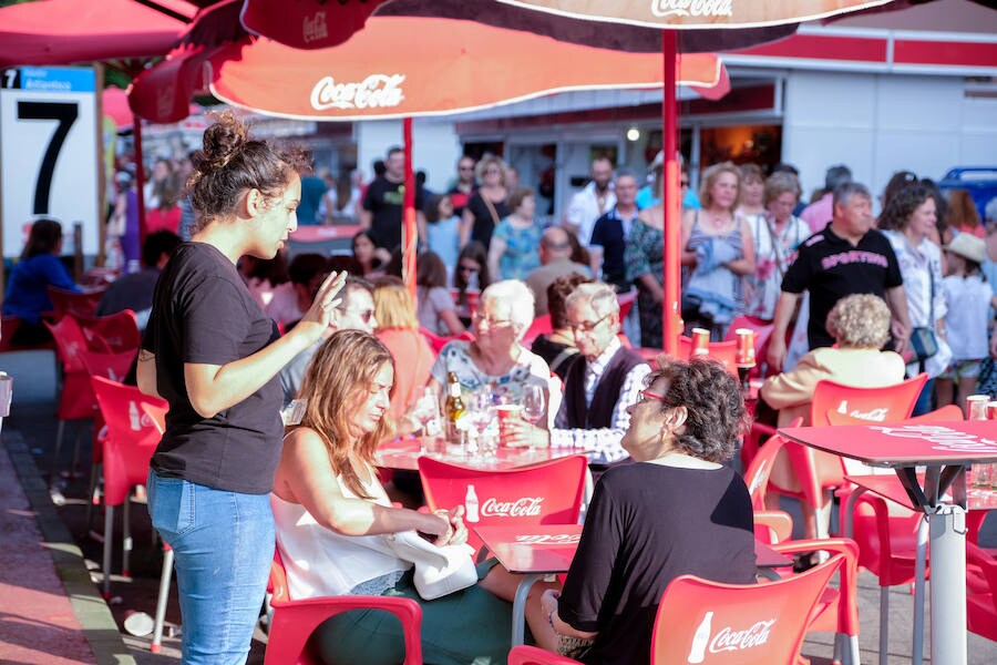 Decenas de personas se acercaron a la Feria de Muestras de Asturias para disfrutar de la jornada del domingo.